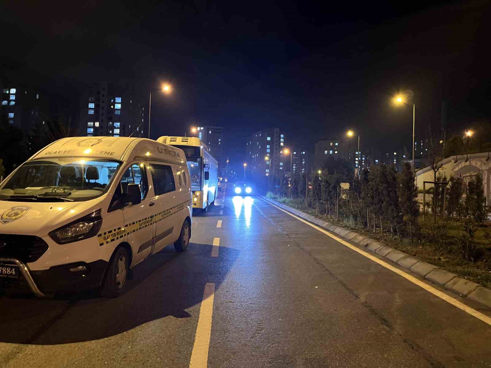 Başakşehir’de "yol verme" kavgası: Otobüs şoförünü bıçaklayıp kaçtı 