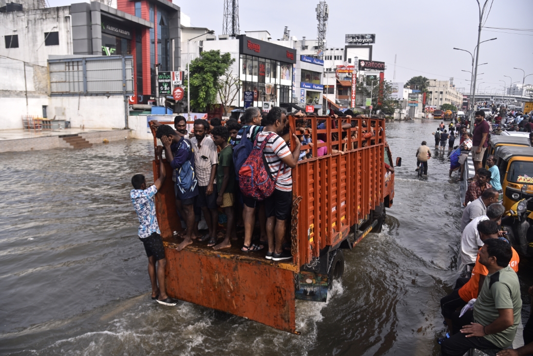 Hindistan'da fırtına ve hortum: 5 ölü, 100 yaralı