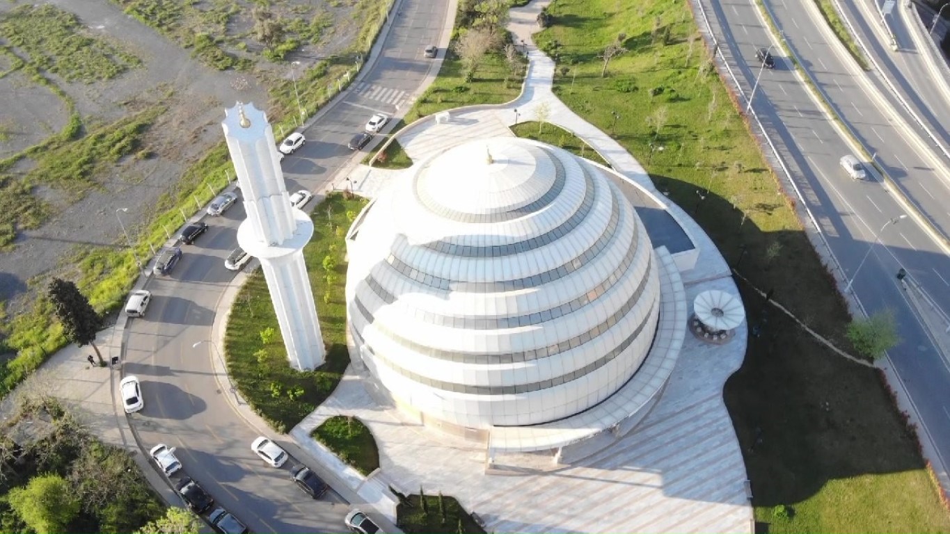 Hem mimarisiyle hem de minaresiyle ilgi &ccedil;ekiyor