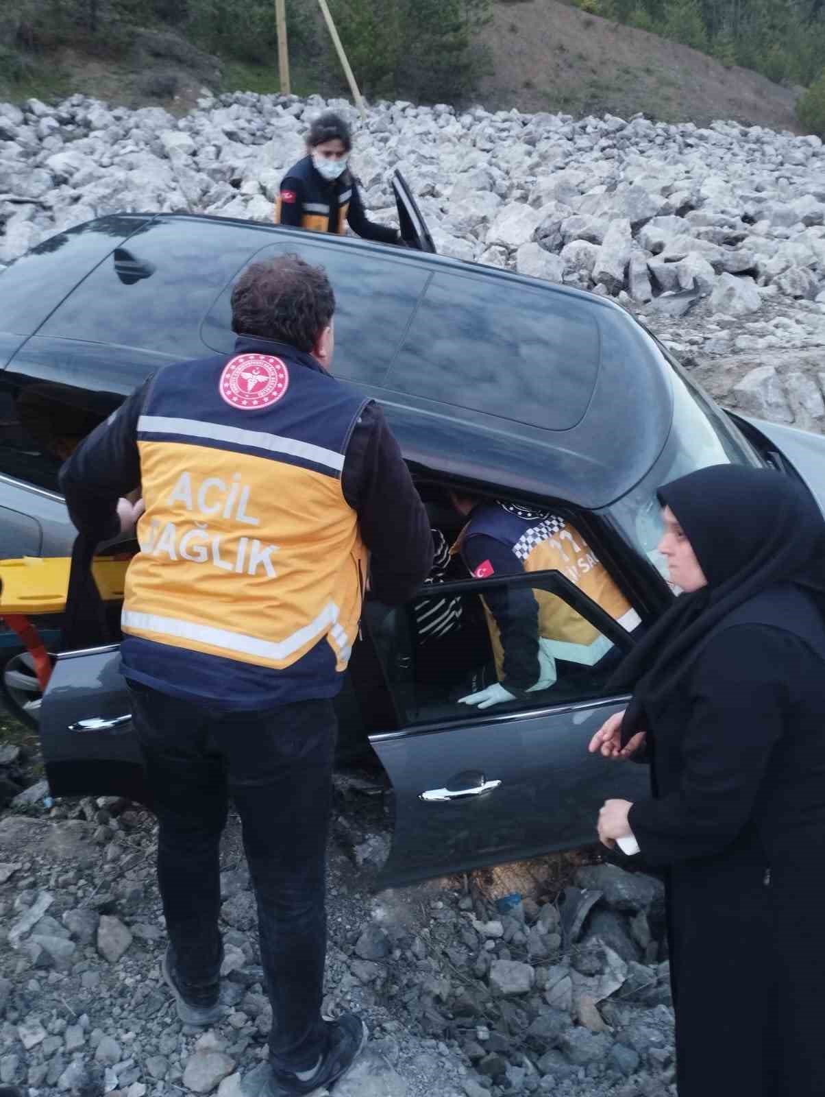 Yoldan &ccedil;ıkan otomobil istinat duvarına &ccedil;arptı: 4 yaralı 