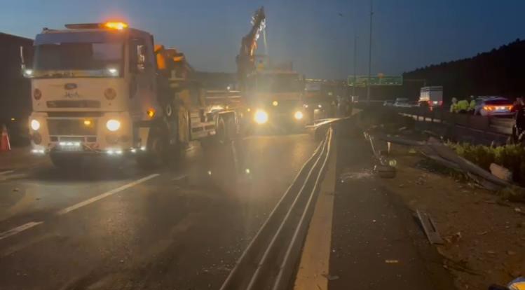 Pendik’te tır devrildi