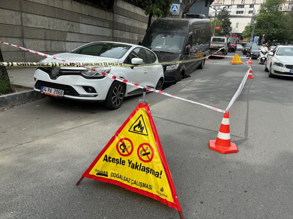 Şişli&rsquo;de yol &ccedil;&ouml;kt&uuml;: 2 ara&ccedil; oluşan &ccedil;ukura d&uuml;şt&uuml;