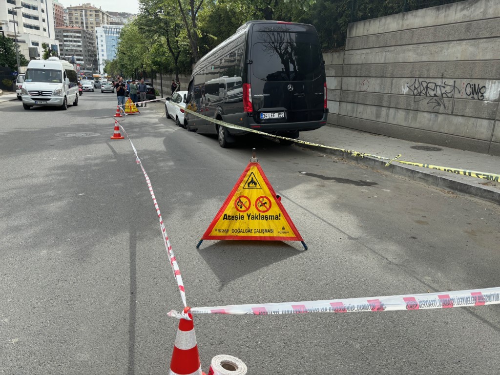 Şişli&rsquo;de yol &ccedil;&ouml;kt&uuml;: 2 ara&ccedil; oluşan &ccedil;ukura d&uuml;şt&uuml;