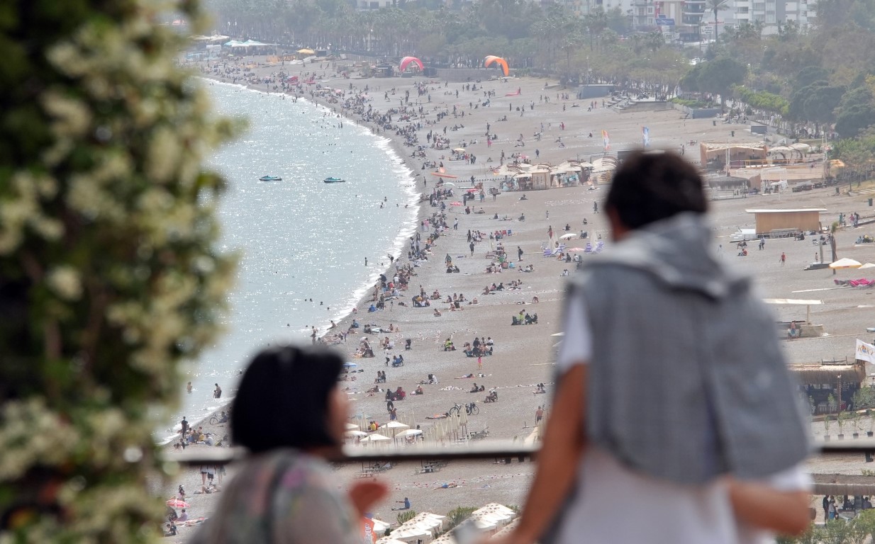 Antalya’da çöl tozunun etkisi azaldı, sahiller doldu