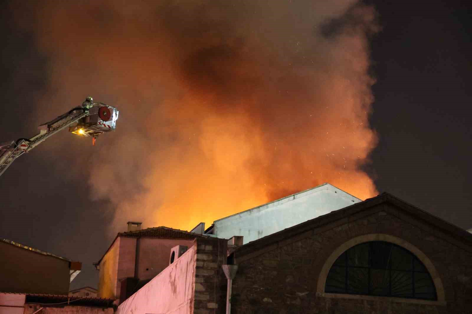 İzmir’de Tarihi Kemeraltı Çarşısı’nda yangın: Tekstil deposu alevlere teslim oldu 