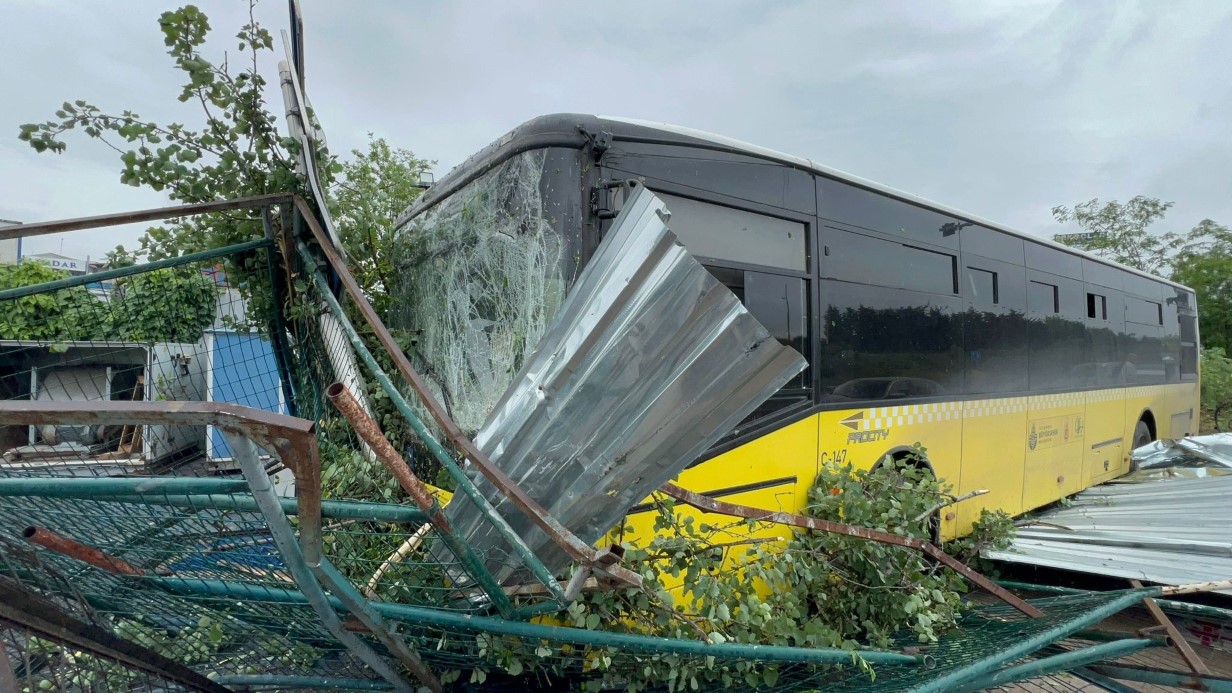 Ümraniye’de kaldırıma çıkan İETT otobüsü iş yerine daldı