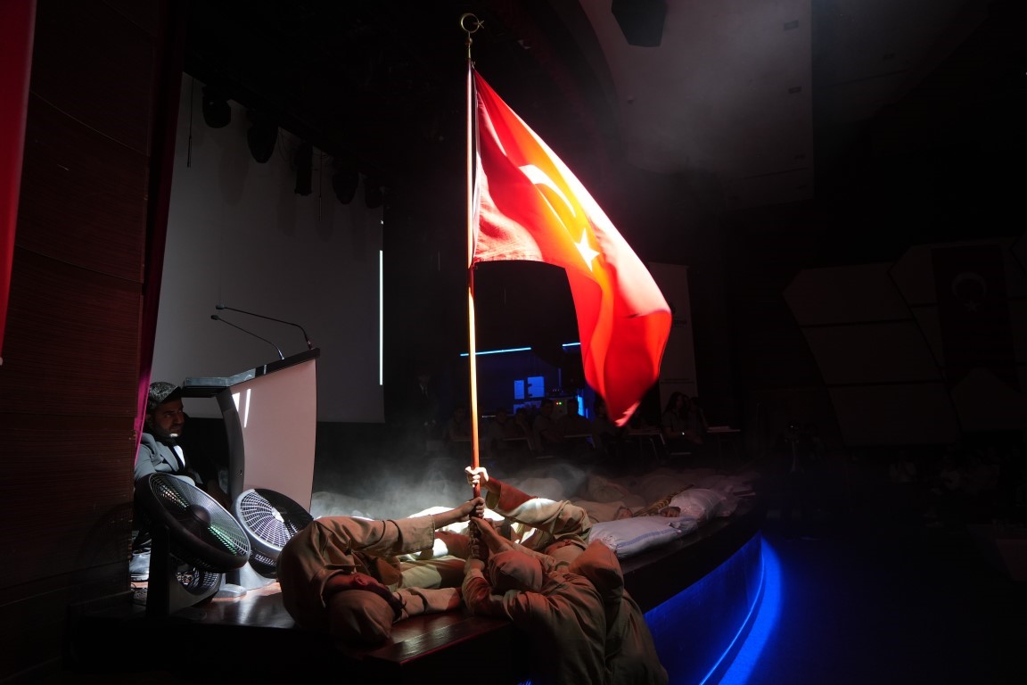 Türkiye’de ilk defa yazılan ’Bir Destandır Kut’ül Amare’ tiyatrosu sahnelendi