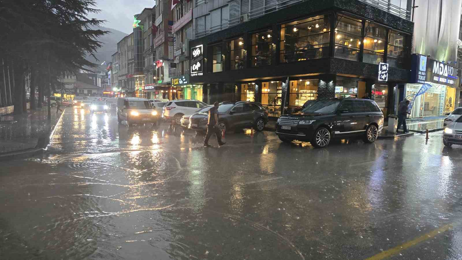 Tokat’ta sağanak yağışta sokaklar göle döndü 
