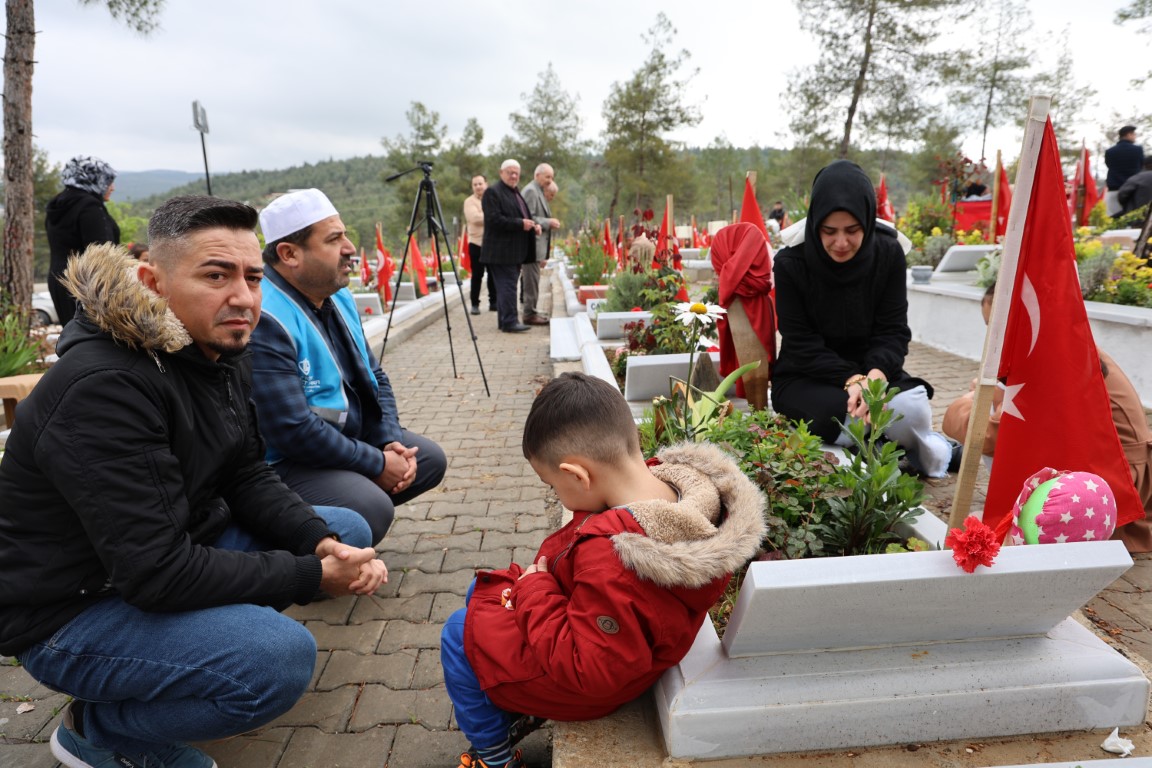 Deprem şehitleri mezarlığında gözyaşları sel oldu