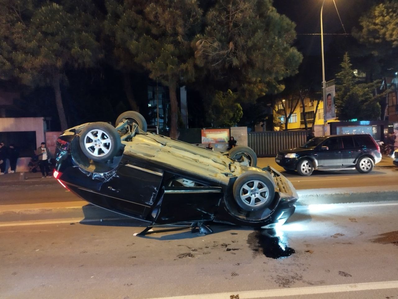 Maltepe’de otomobil park edilmek istenen araca çarpıp takla attı: 3 yaralı 