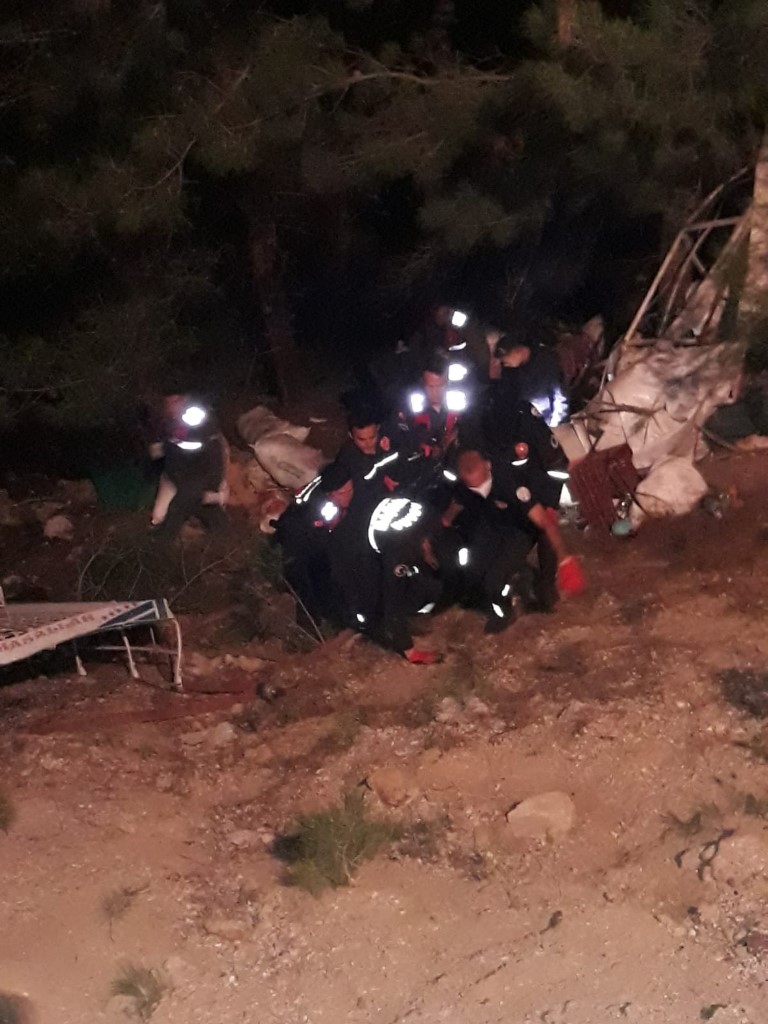 Tarım işçilerini taşıyan minibüs uçuruma düşüp yandı: 3 ölü, 18 yaralı