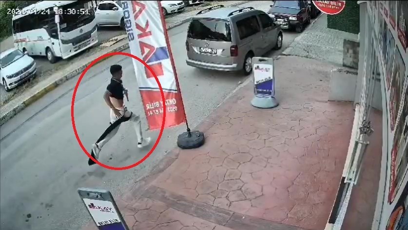 Pompalı tüfekli saldırı kamerada: Cadde ortasında ateş edip bir genci kovaladı 