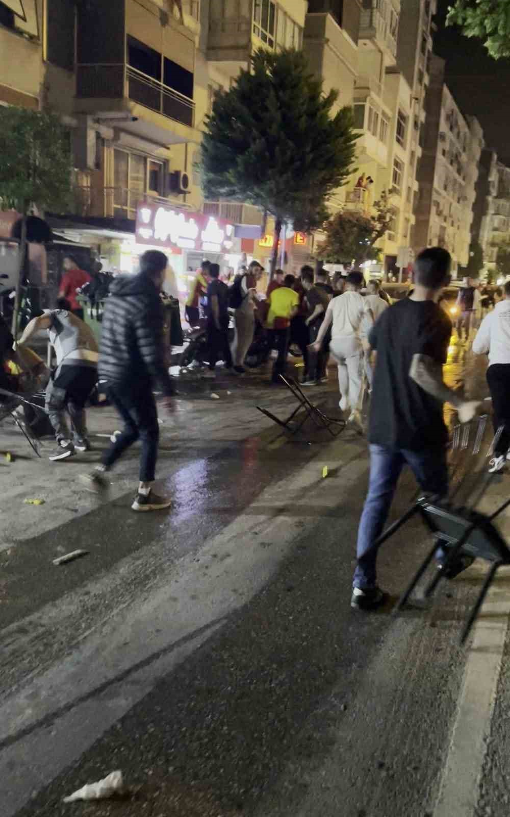 İş yerine sığınan genci taraftarlara vermediler, ortalık savaş alanına döndü