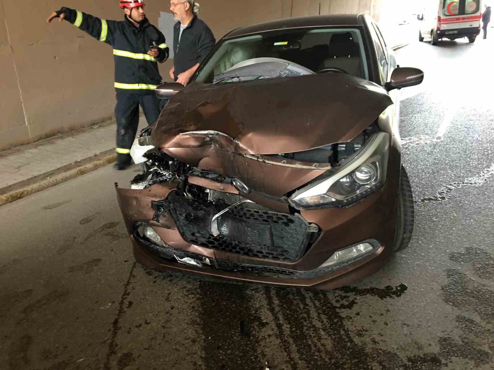 Kocaeli&rsquo;de 2 otomobil kafa kafaya &ccedil;arpıştı: 2 yaralı 