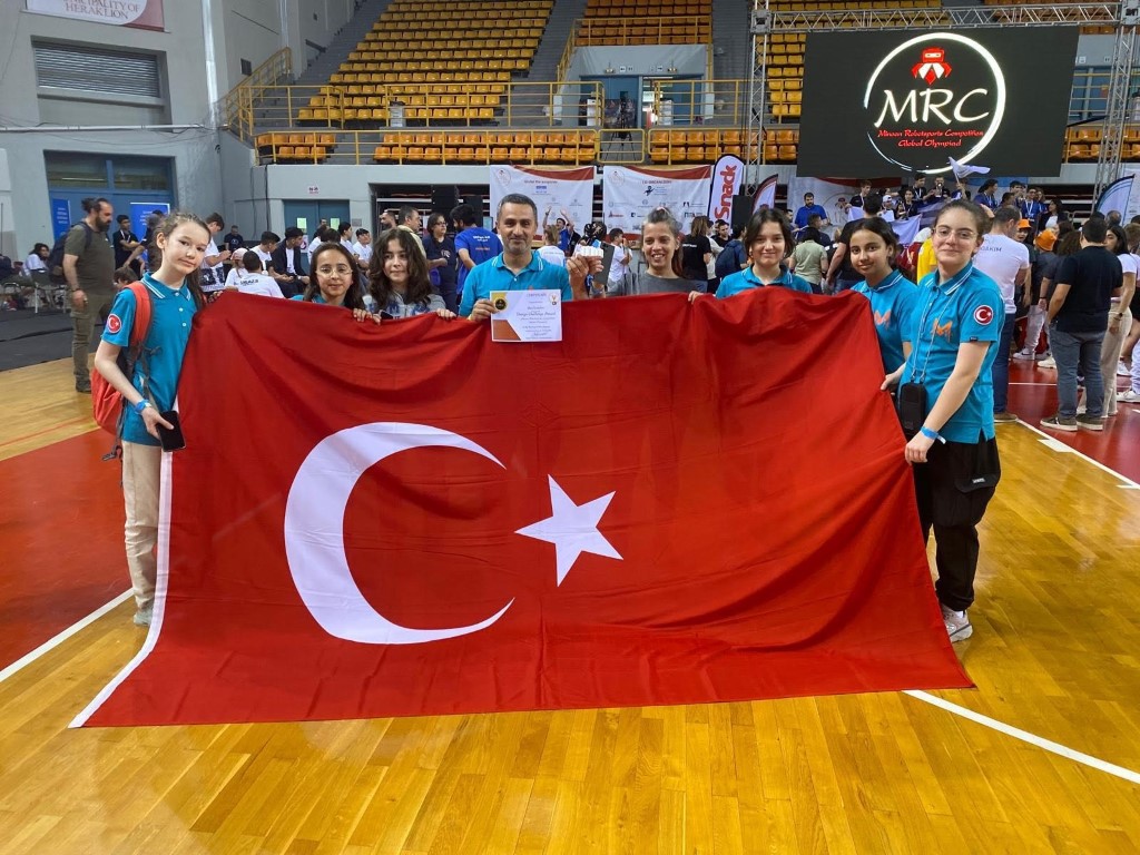 Gaziosmanpaşa BİLSEM öğrencileri Uluslararası Robot Olimpiyatları yarışmasında dünya birincisi oldu