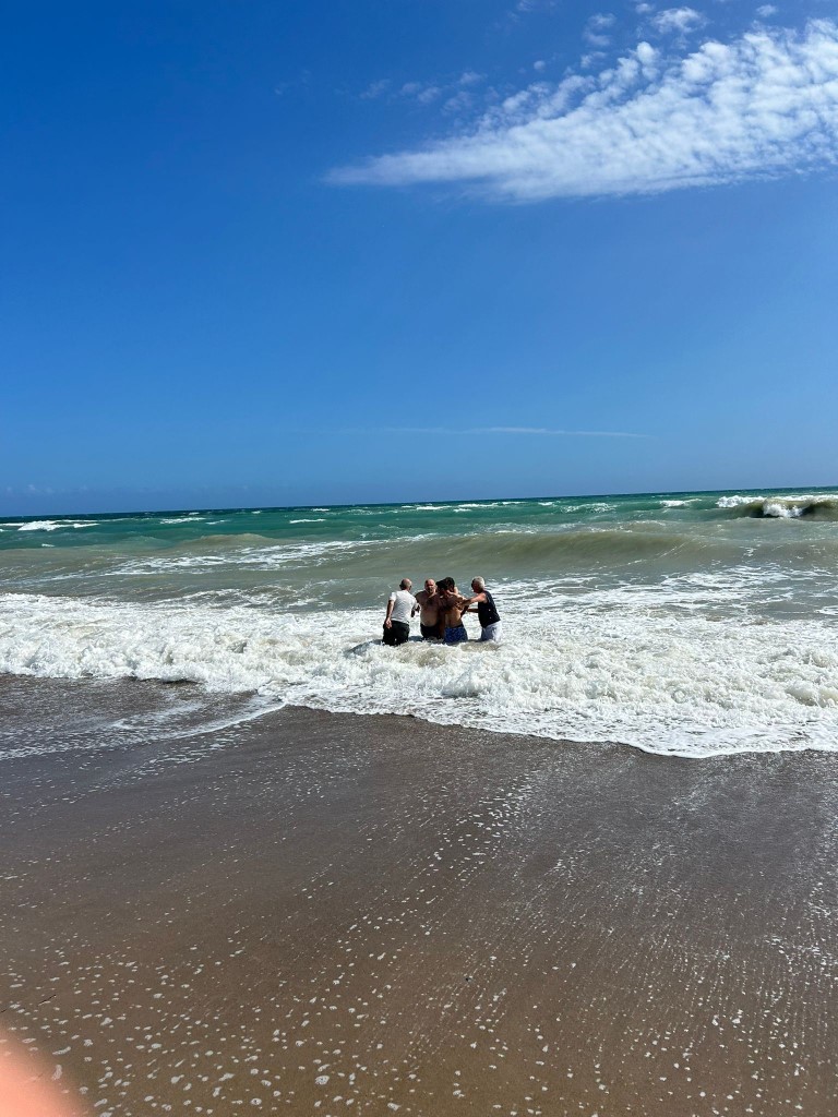 Denizde mahsur kaldı, hayatını dev dalgalar kurtardı