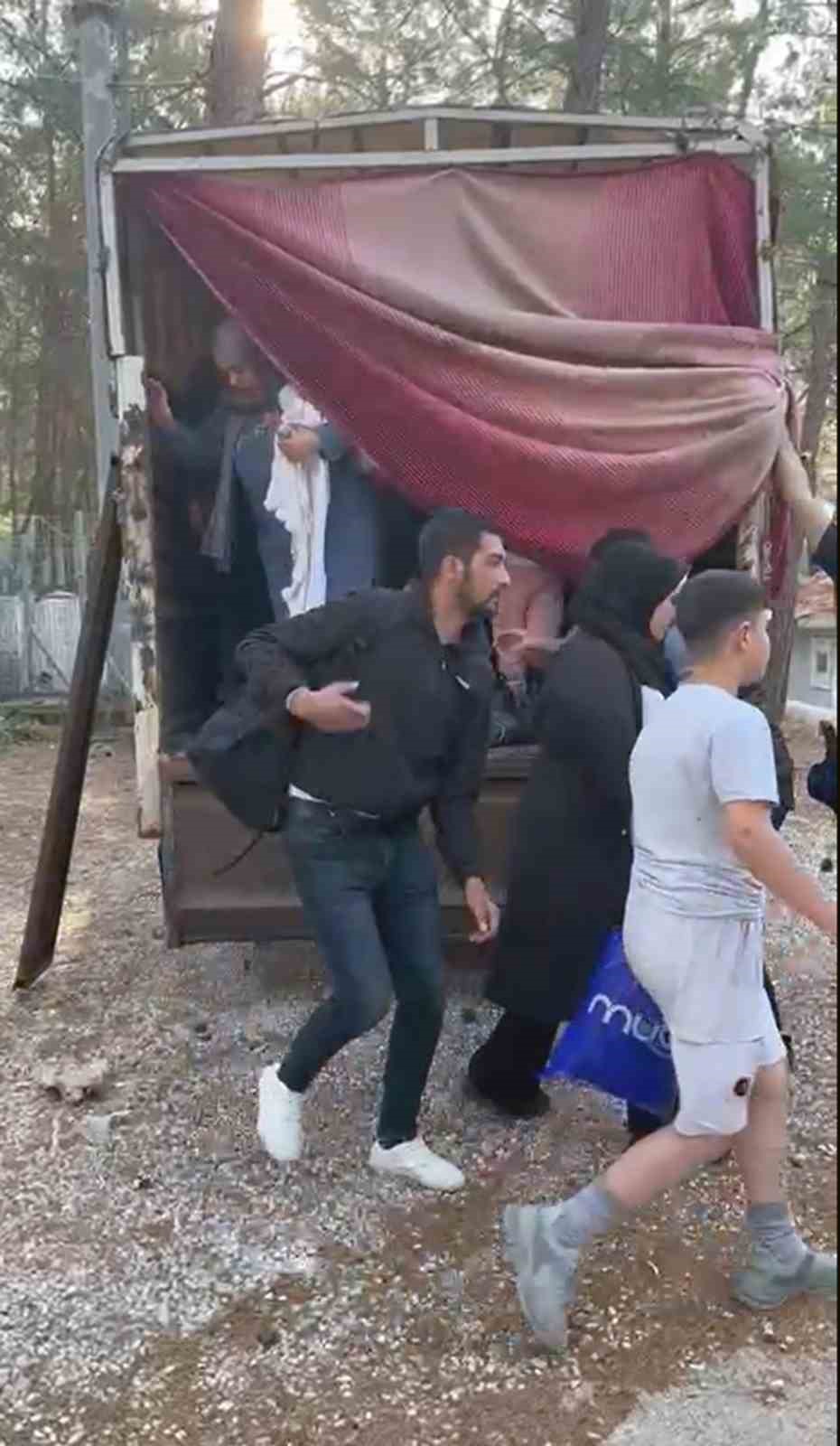 G&ouml;&ccedil;men ka&ccedil;ak&ccedil;ıları tutuklandı 