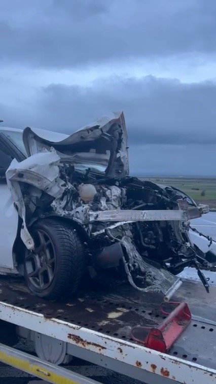 Ankara-Niğde Otoyolu&rsquo;nda iki ara&ccedil; kafa kafaya &ccedil;arpıştı: 5 yaralı 