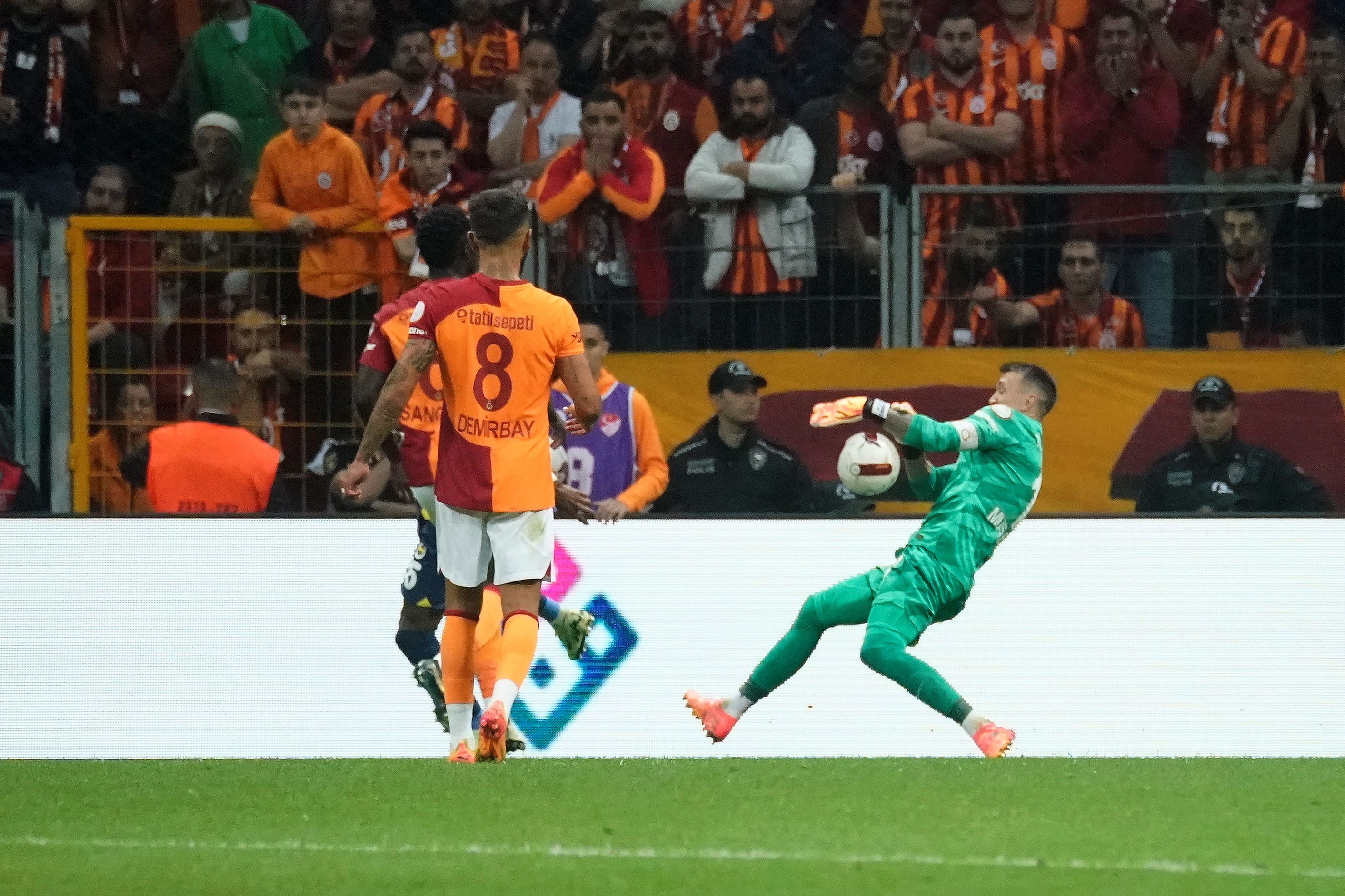 Derbide kazanan Fenerbahçe! Şampiyonluk son haftaya kaldı