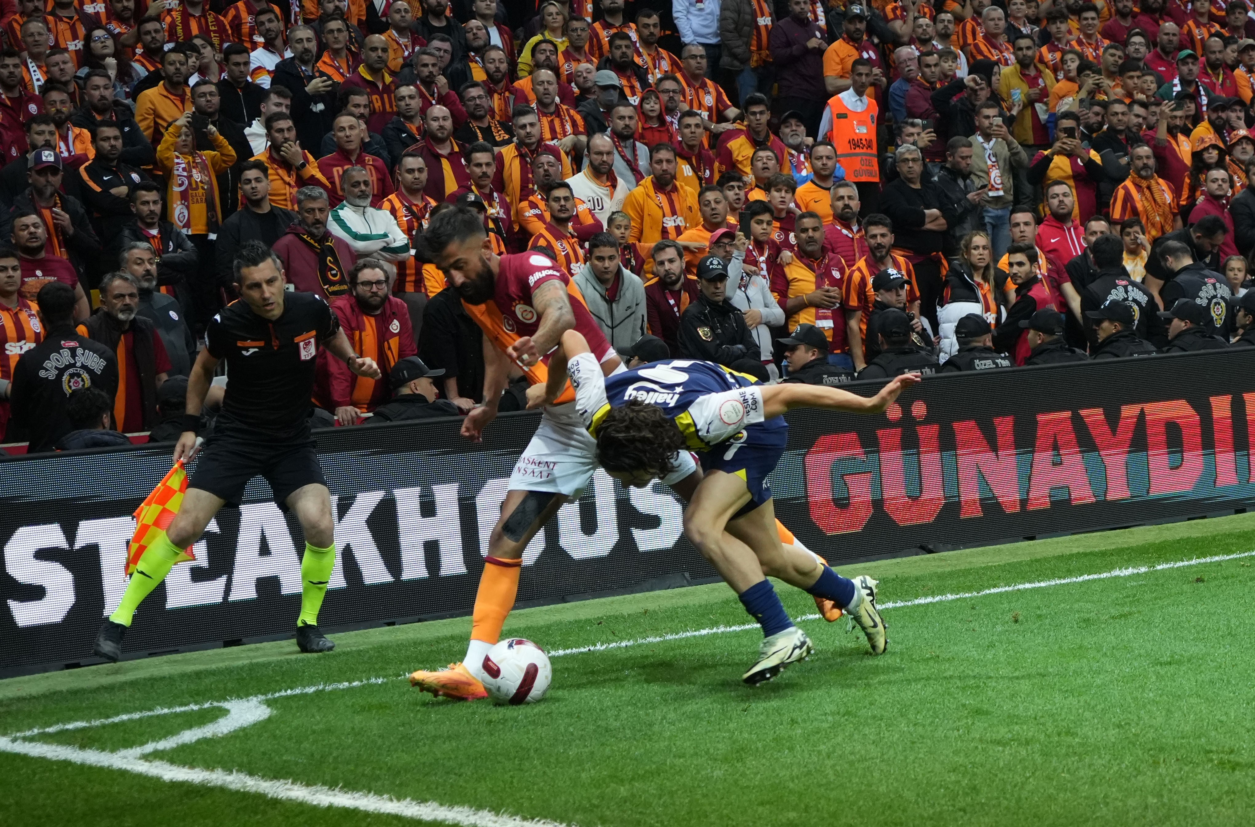 Derbide kazanan Fenerbahçe! Şampiyonluk son haftaya kaldı