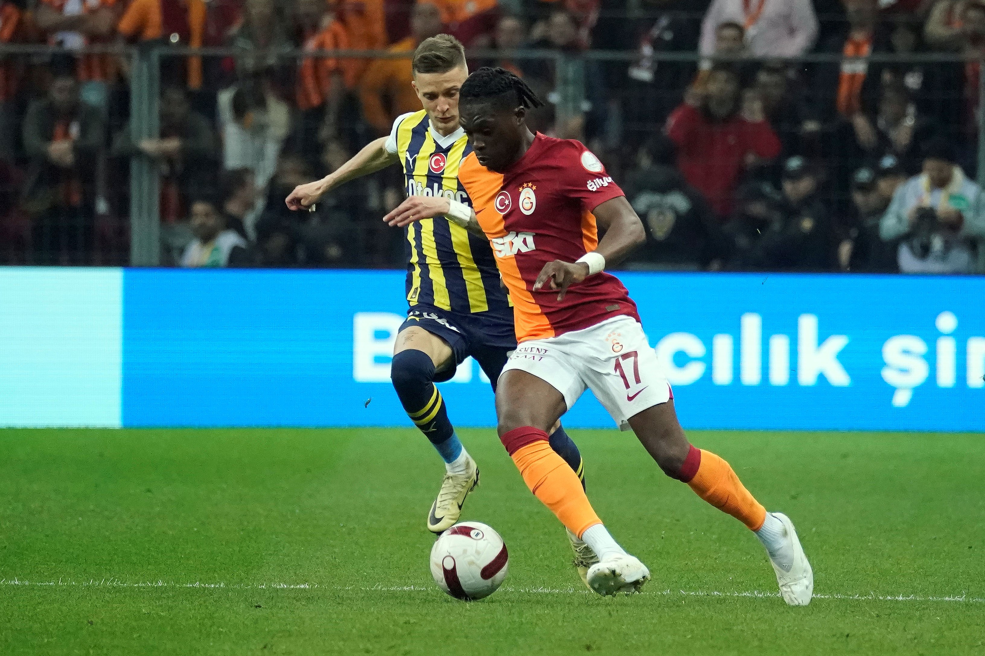 Derbide kazanan Fenerbahçe! Şampiyonluk son haftaya kaldı