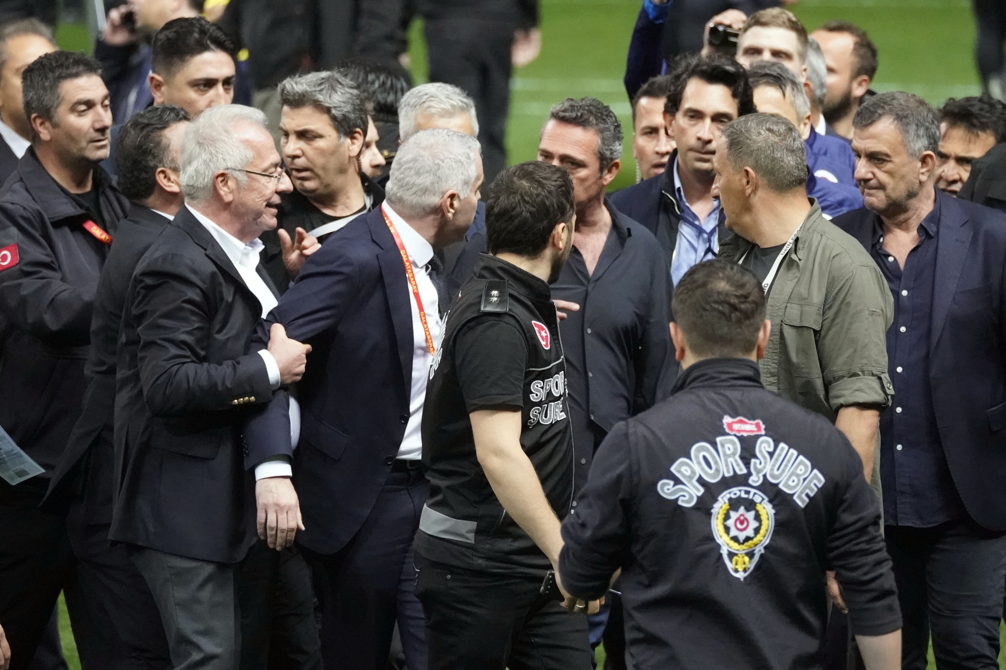 Galatasaray - Fenerbahçe maçının ardından ortalık karıştı