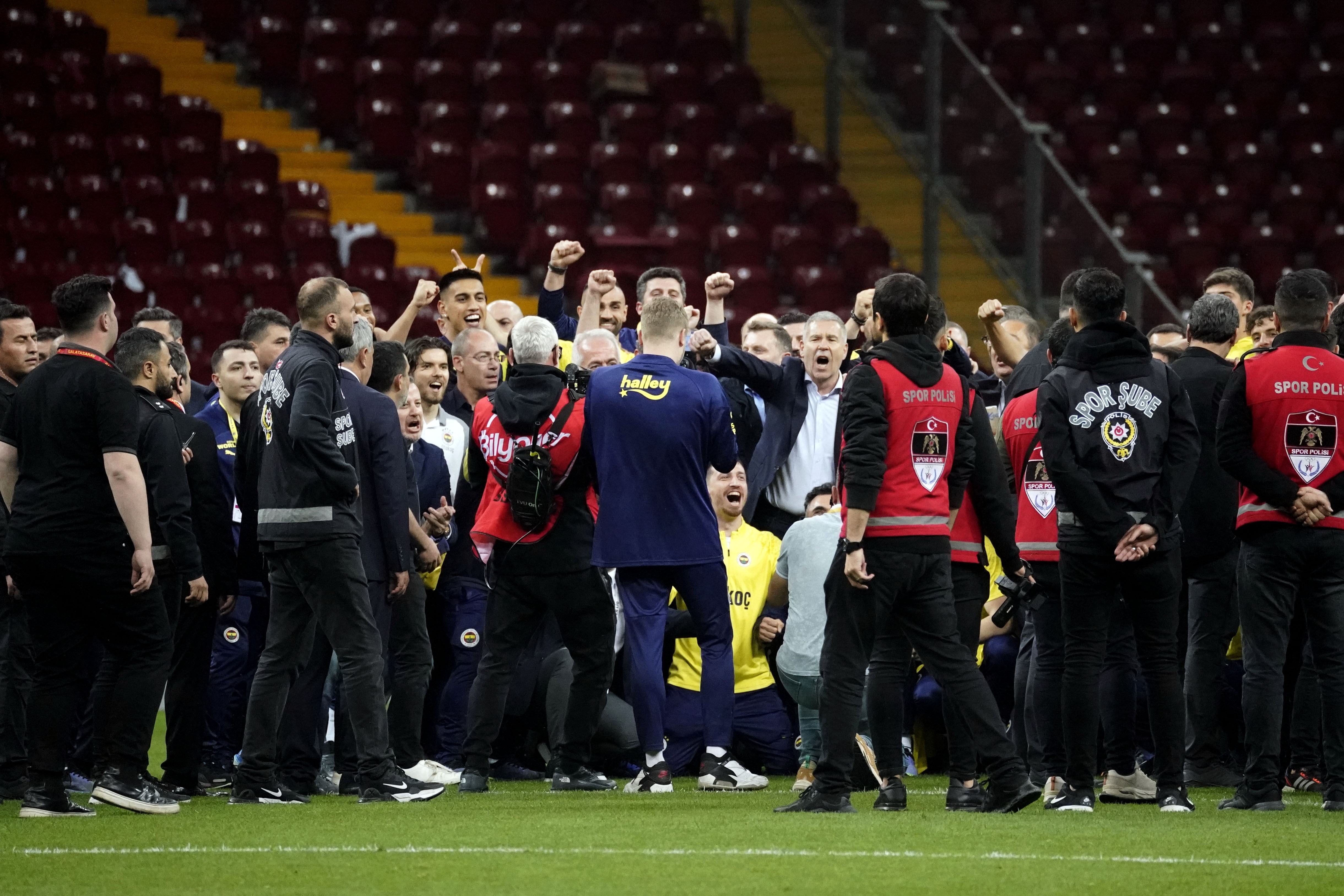 Galatasaray - Fenerbahçe maçının ardından ortalık karıştı