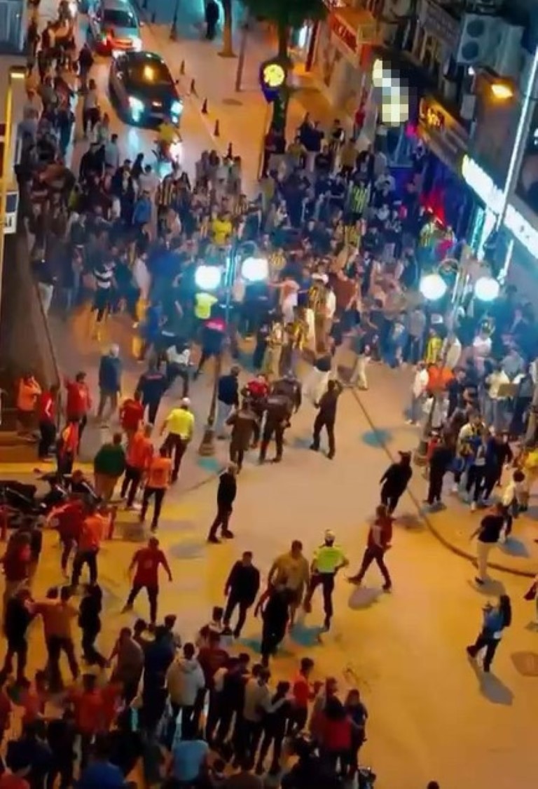 Derbi bitti kavga başladı! Yumruklar, tekmeler havada uçuştu...