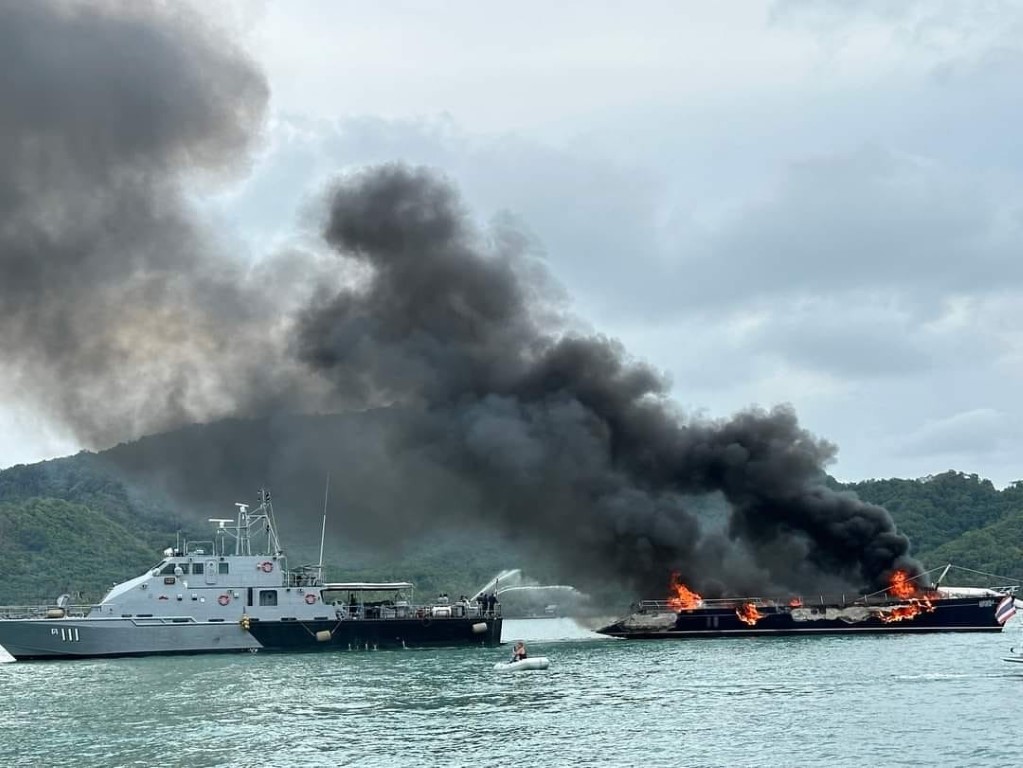 Tayland'da 34 metrelik süper yat alev alev yandı