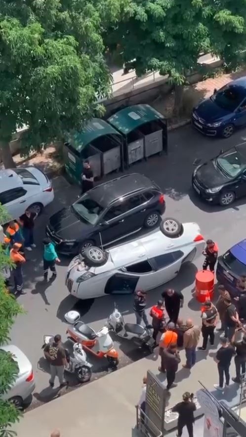 Esenyurt&rsquo;ta ara&ccedil;lara &ccedil;arparak yan yatan alkoll&uuml; s&uuml;r&uuml;c&uuml;n&uuml;n kullandığı ara&ccedil; kamerada