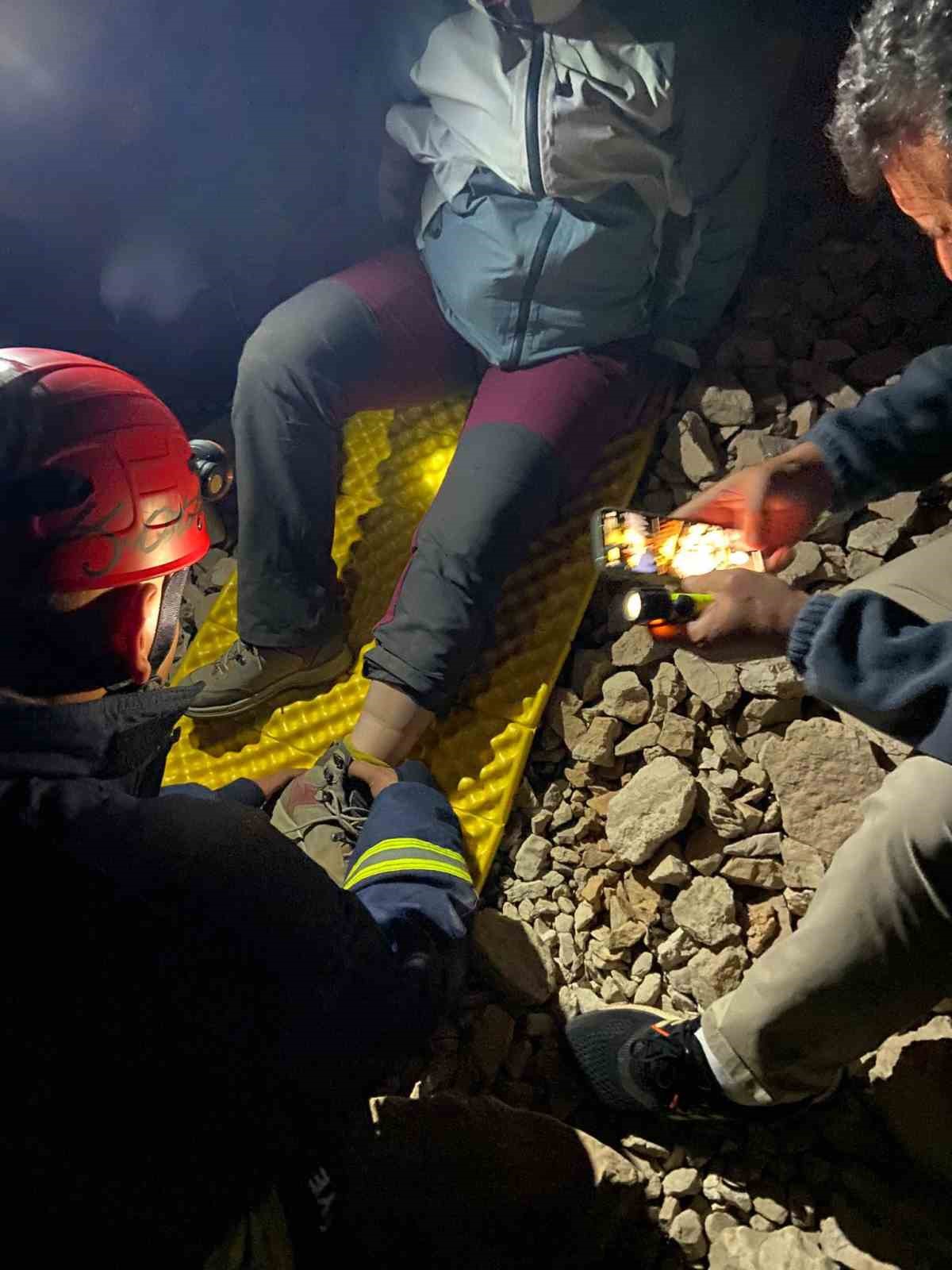 Turistler mahsur kaldıkları yerden 11 saatlik &ccedil;alışmanın ardından kurtarıldılar 