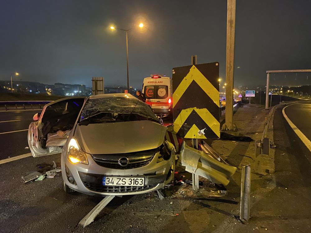 TEM Otoyolu’nda otomobil bariyerlere ok gibi saplandı: 1 ölü, 1 ağır yaralı