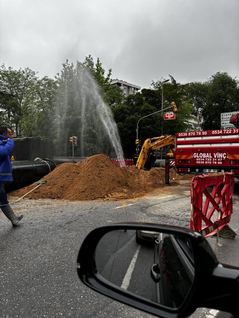 Kadıköy’de İBB’nin alt yapı çalışmalarında rögar kapağı patladı, yollar göle döndü