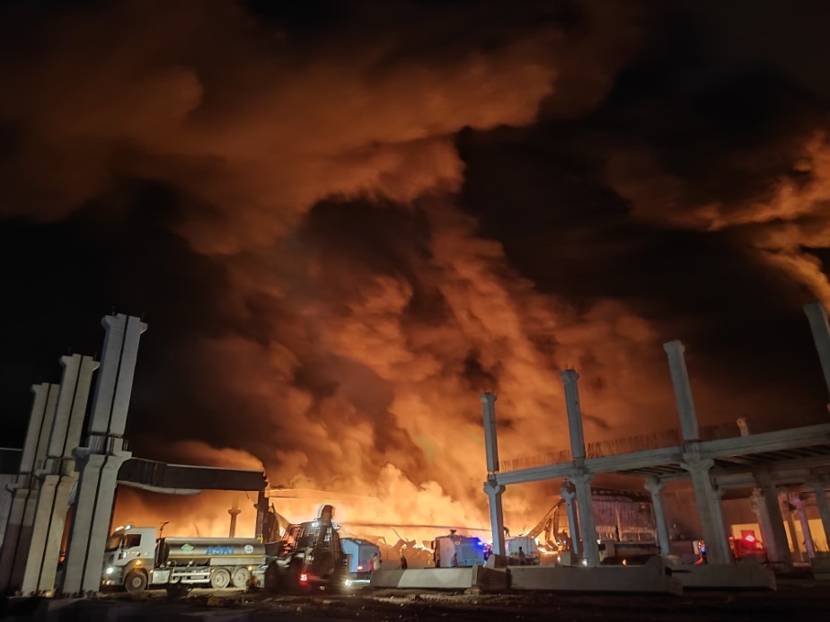 Adana'da yangın fabrikayı sardı, söndürme çalışmaları sürüyor
