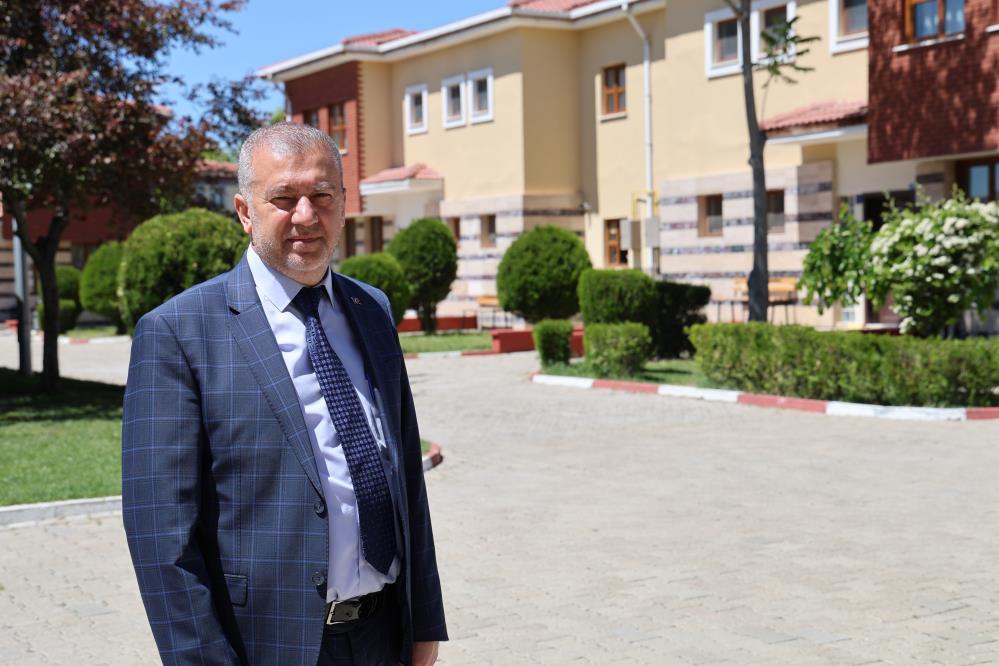 Büyüdüğü çocuk yuvasının müdürü oldu, göremediği baba sevgisini çocuklara veriyor