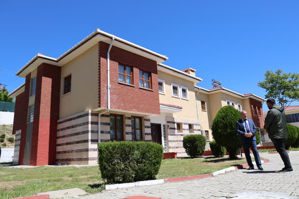 Büyüdüğü çocuk yuvasının müdürü oldu, göremediği baba sevgisini çocuklara veriyor