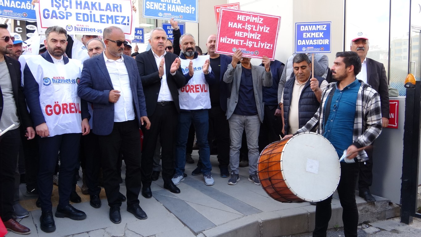 Van’da işten çıkarılan işçiler yürüyüş düzenledi