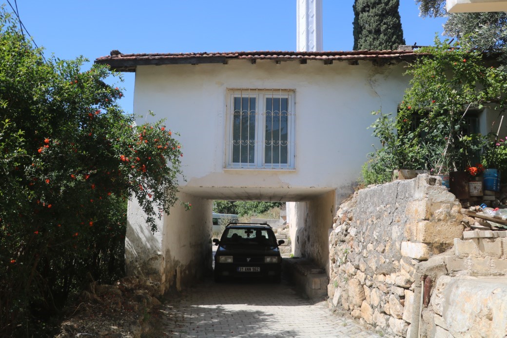 Depremde ayakta kalmayı başaran altından yol geçen cami, görünümüyle dikkat çekiyor