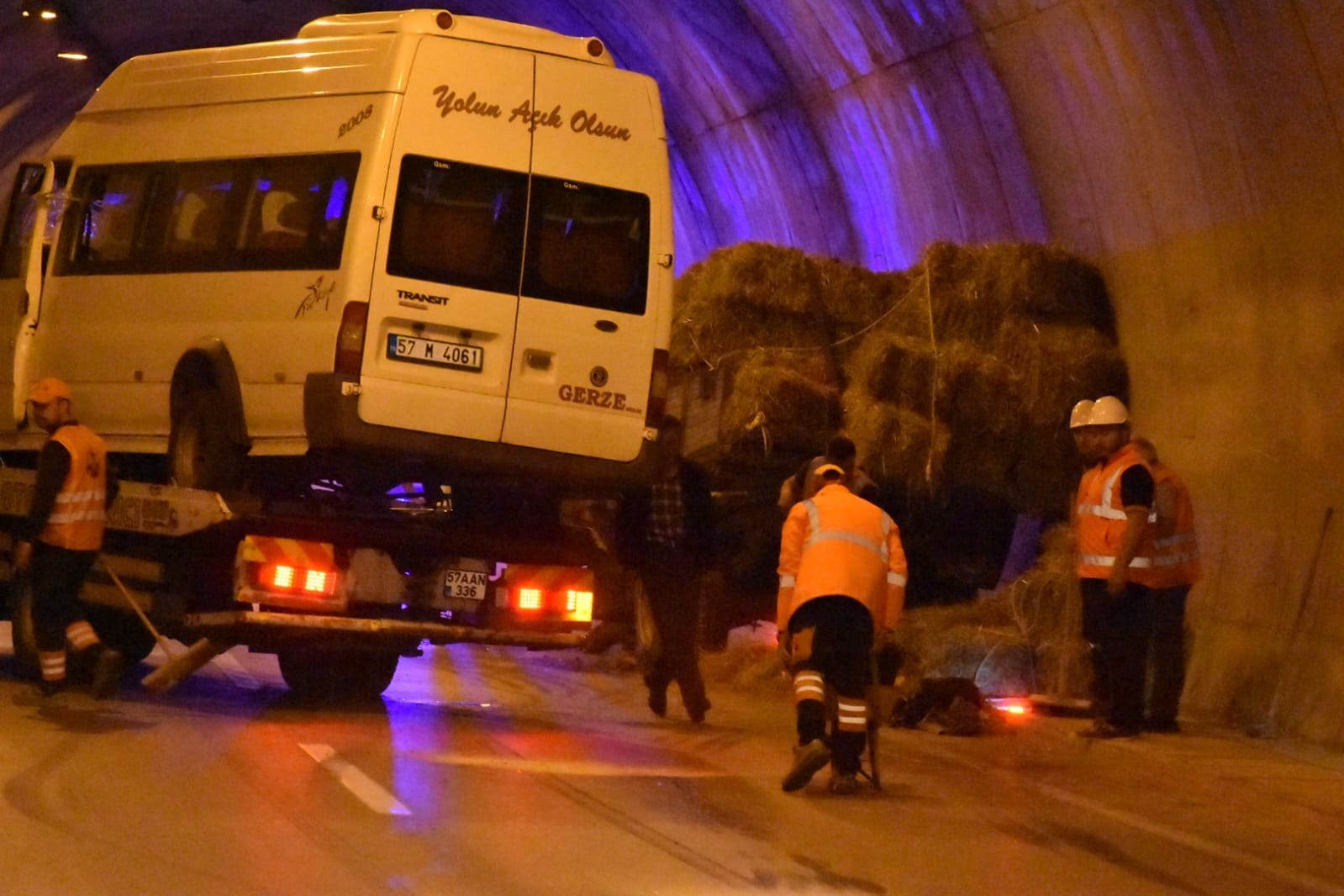 Sinop’ta traktör ile yolcu minibüsü çarpıştı: 11 yaralı 