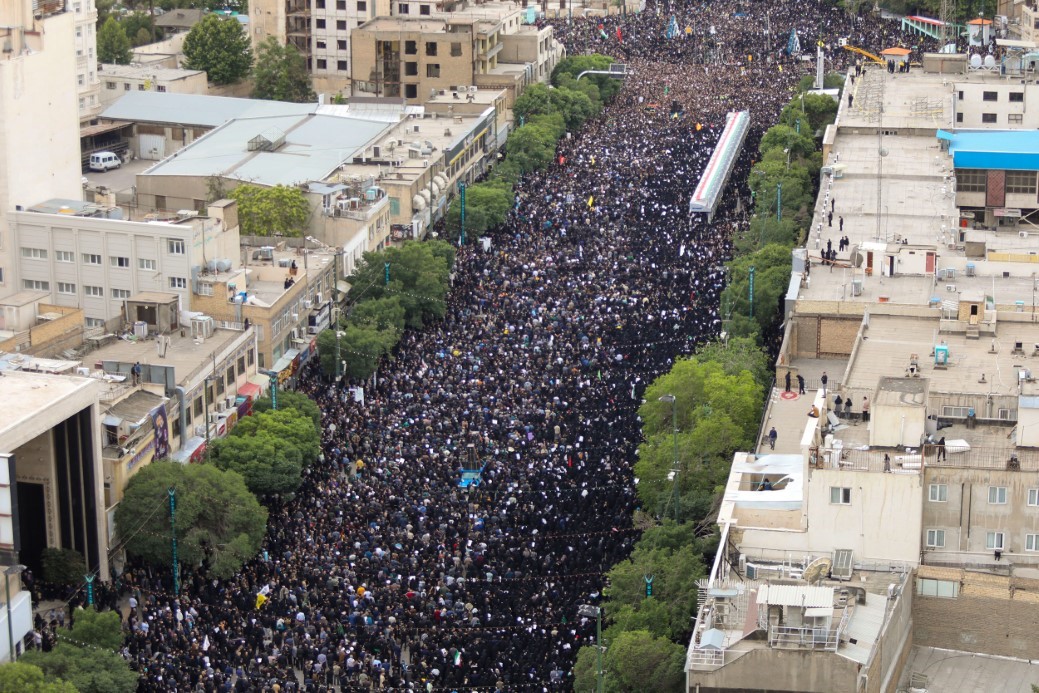 İran Cumhurbaşkanı Reisi’yi 3 milyon kişi son yolculuğuna uğurladı
