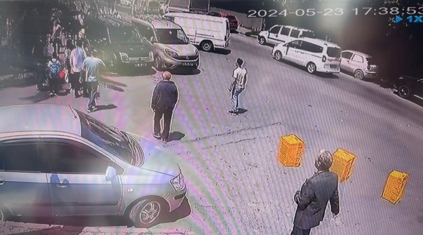 Kağıthane’de ilginç kaza: Motosiklet sürücüsü çarptığı aracın arka camından içeriye girdi