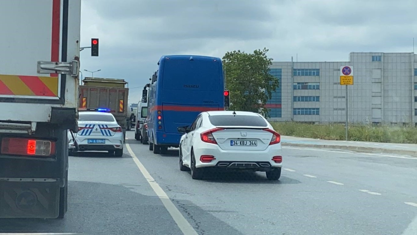 Seçil Erzan’ı duruşmaya götüren cezaevi aracı kaza yaptı