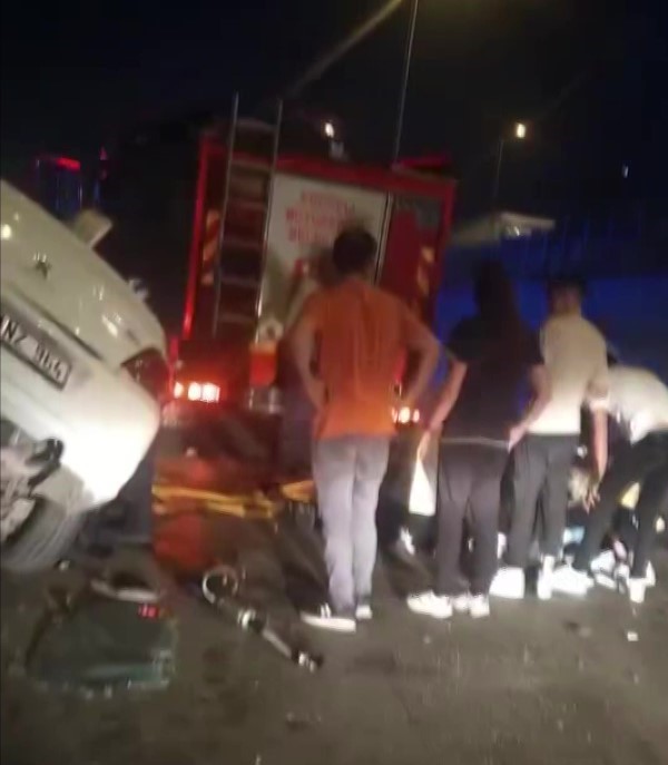 Otomobil kazada kağıt gibi ezildi: 4 yaralı 