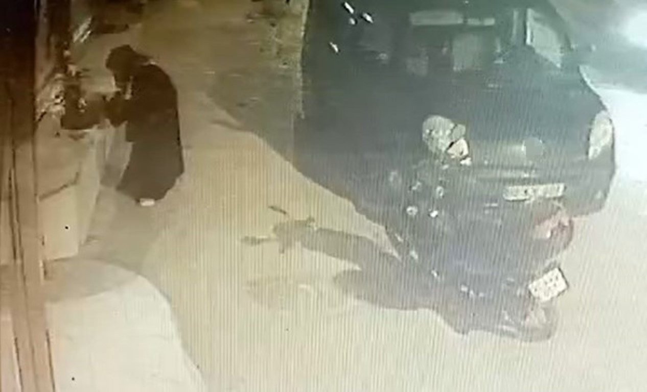 Bu da oldu: &Ccedil;i&ccedil;ek hırsızlığı kamerada