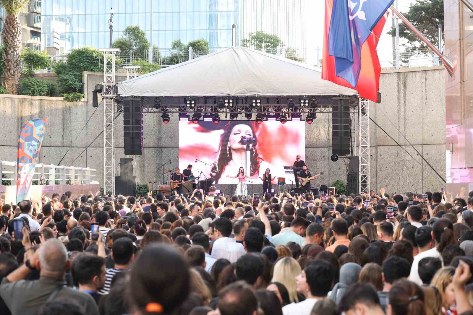 İş Sanat Cuma İş Çıkışı konserlerinde Nil Karaibrahimgil sahne aldı 