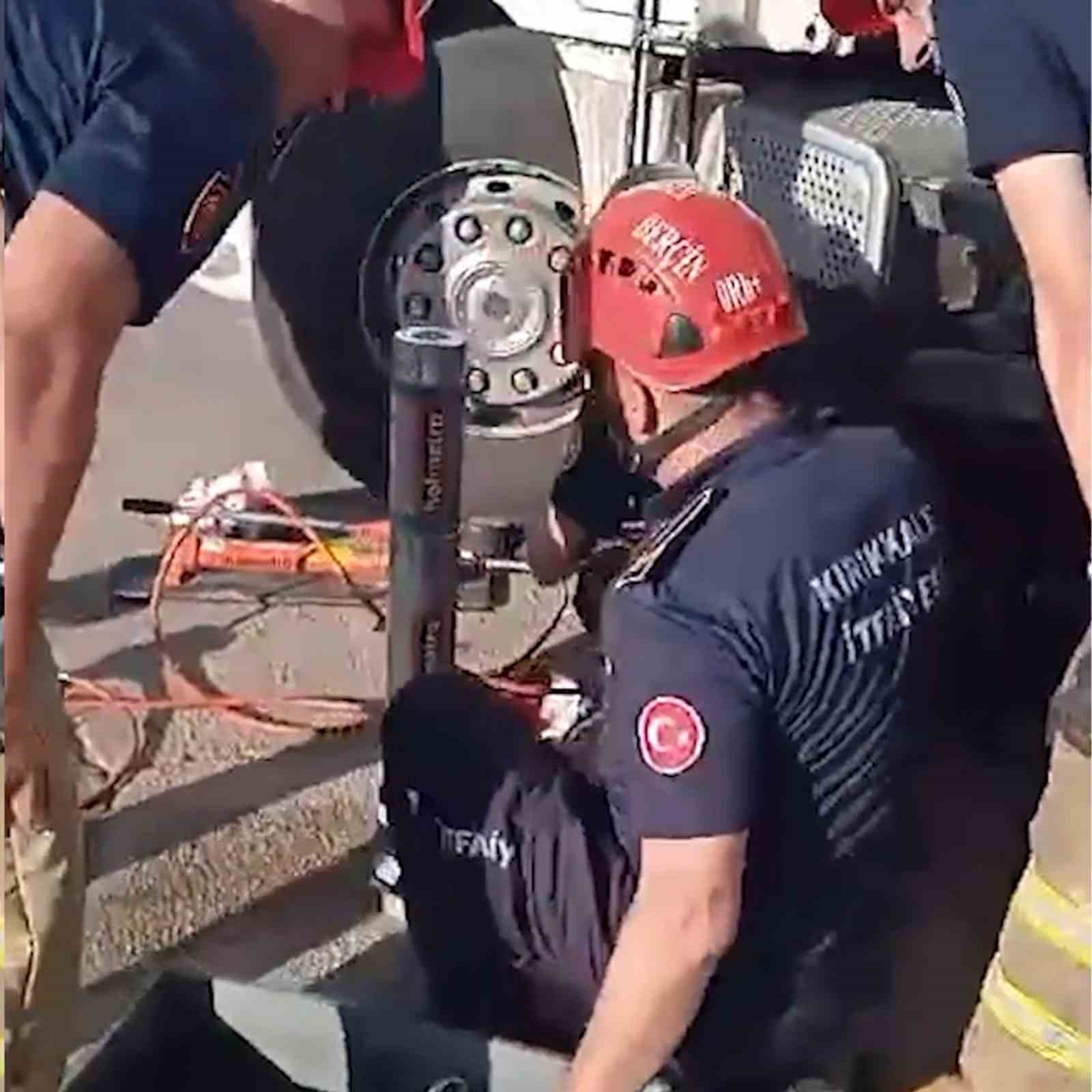 Motosiklet seyir halindeki kamyonun altına girdi, 2 gen&ccedil; &ouml;l&uuml;mden d&ouml;nd&uuml; 