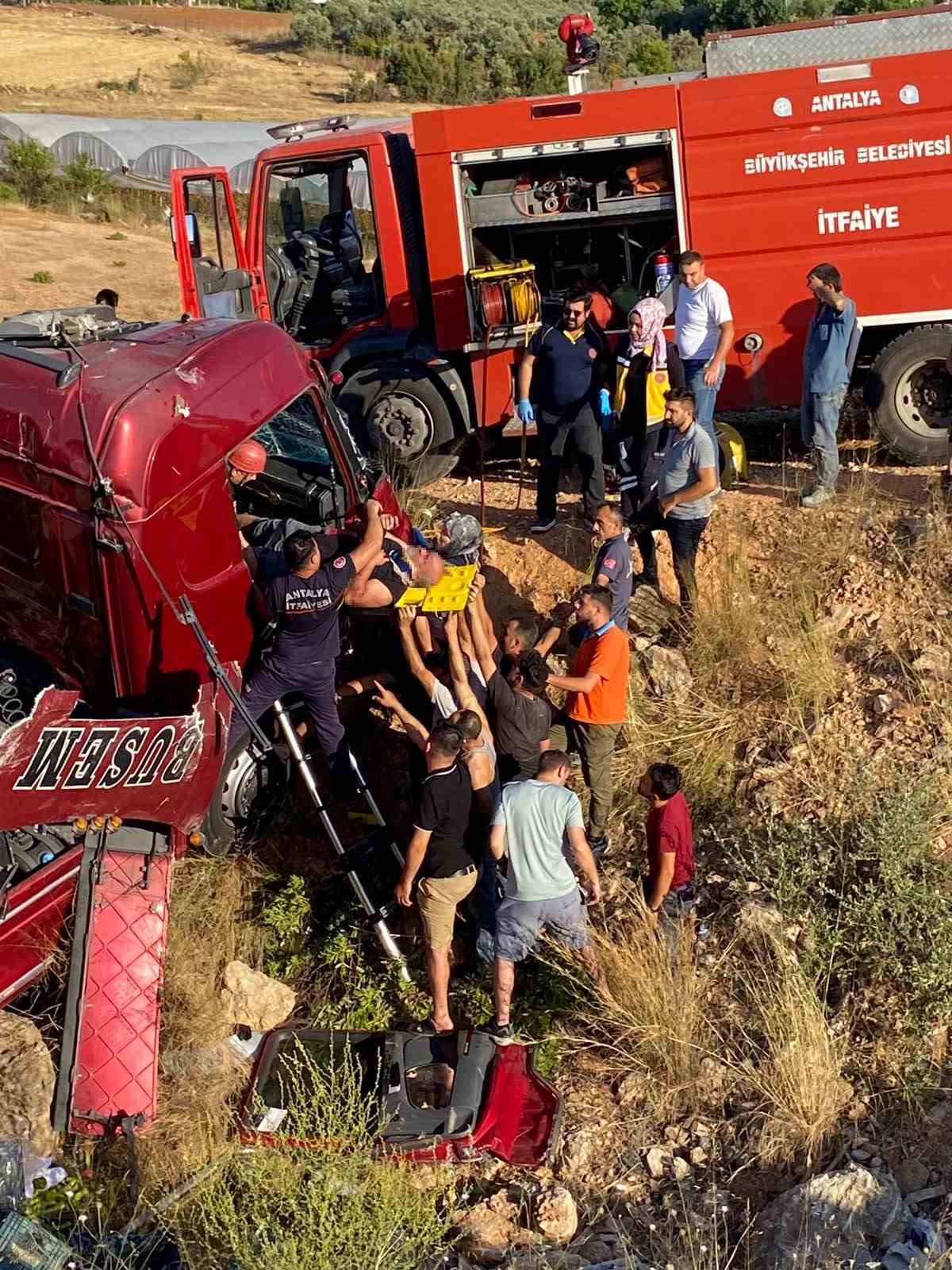 Sebze y&uuml;kl&uuml; tır şarampole yuvarlandı, sıkışan s&uuml;r&uuml;c&uuml;y&uuml; itfaiye kurtardı 