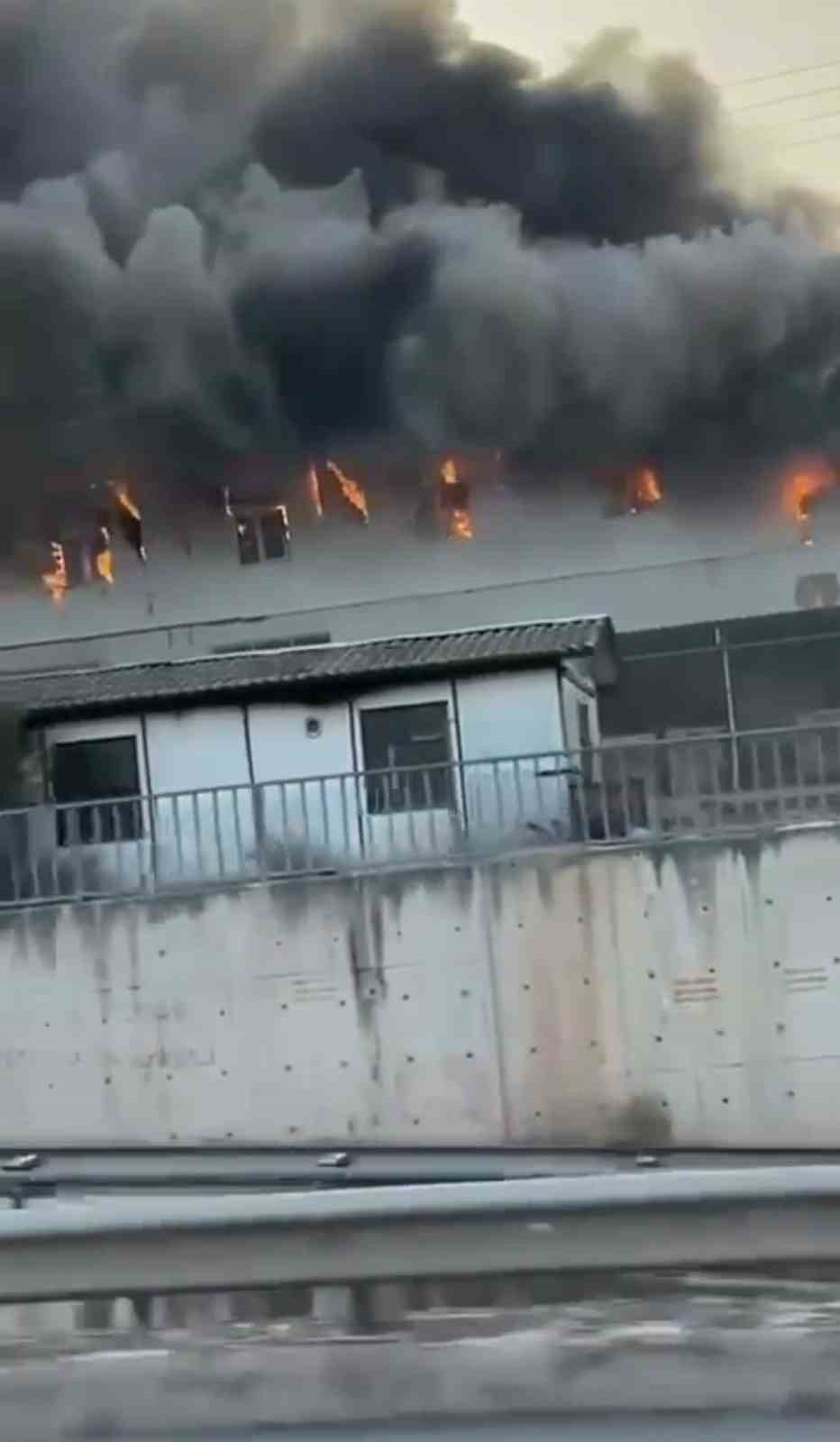 Kereste fabrikası alev alev yandı, dumanları D-650 kara yolunu kapladı