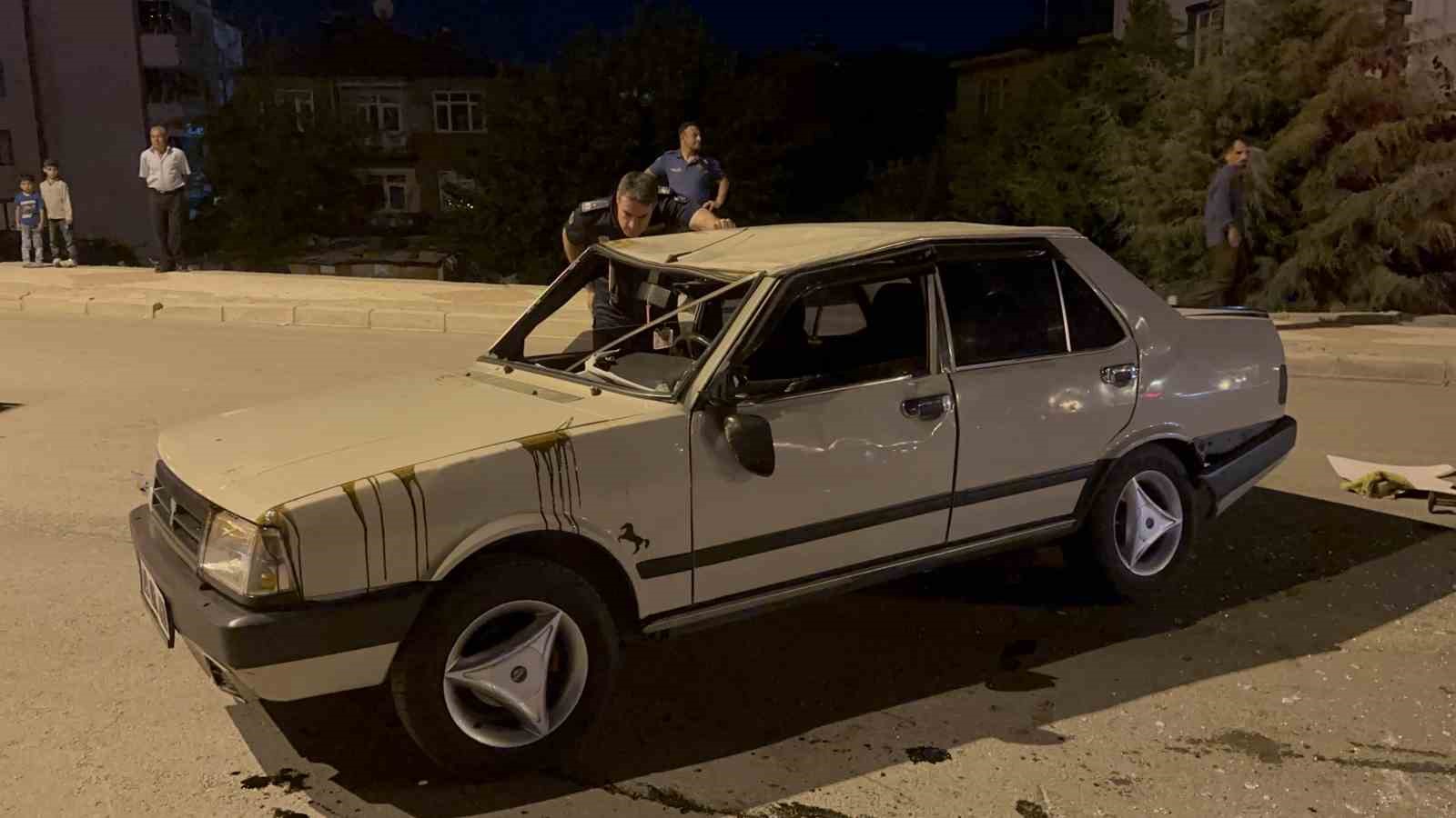 Kaldırıma &ccedil;arpan otomobilin tekeri koptu, takla atıp ters y&ouml;ne u&ccedil;tu 