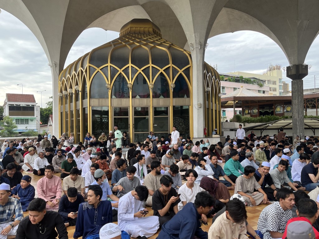 Tayland'da bayram namazına yoğun katılım